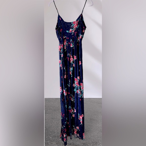 NWT Francesca’s Navy Floral Maxi Dress with Gold Detail - Picture 4 of 9